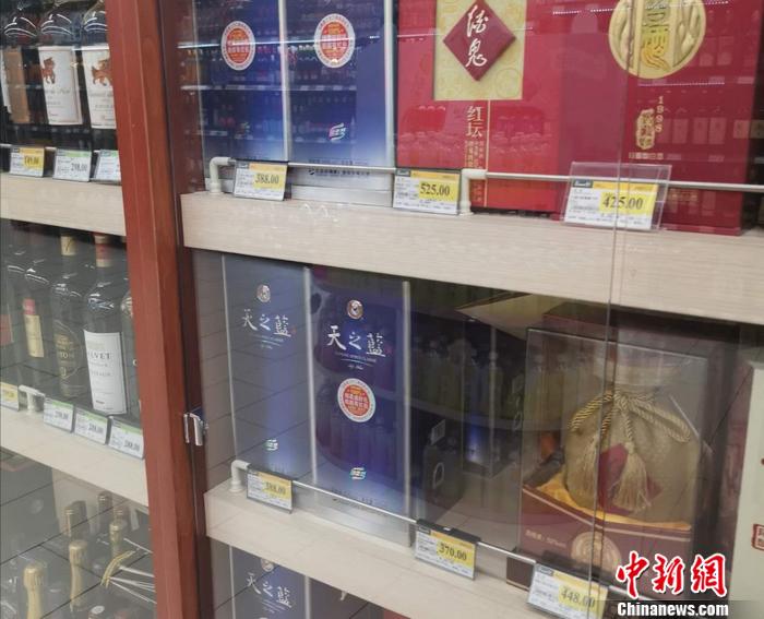 图为多个品牌白酒贴上促销标签。 谢艺观 摄