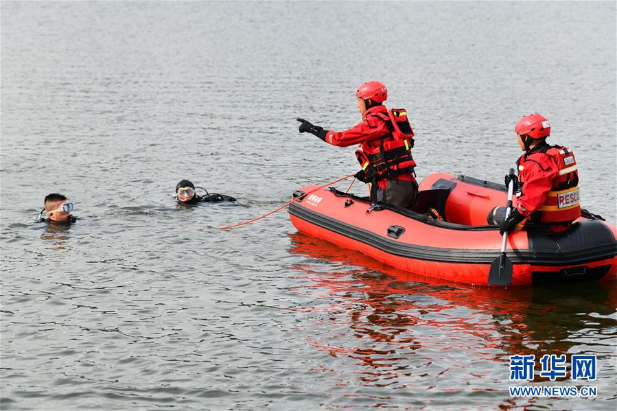 贵州安顺公交车坠湖共搜救37人 一人死亡！