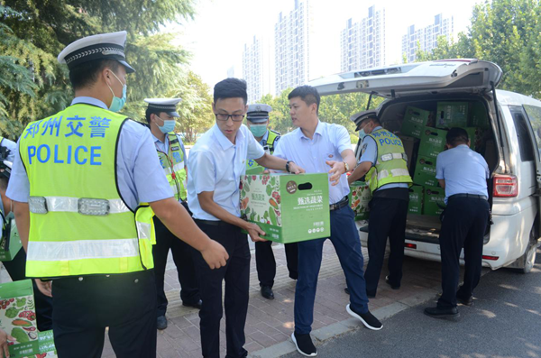 中华网河南联合爱心企业慰问一线交警 致敬高温下的坚守！