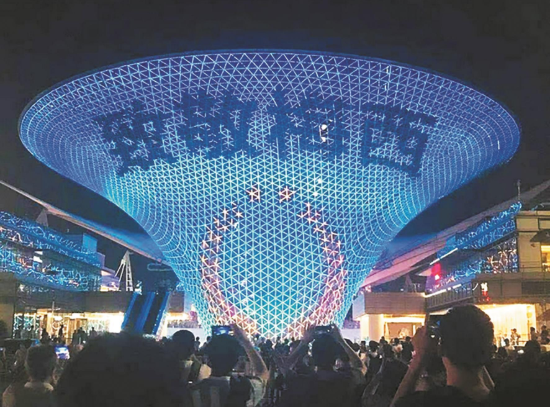 上海一名球迷斥巨资进行灯光秀表演庆祝梅西夺冠