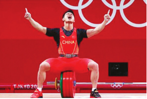 中国选手石智勇以364公斤获得冠军 创造总成绩世界纪录