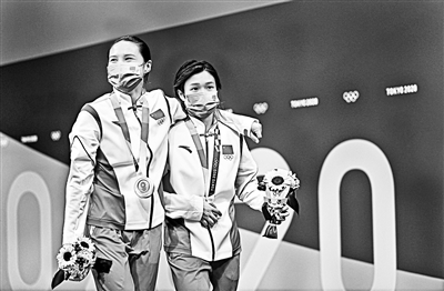 跳水女子3米板决赛中国选手施廷懋以383.50分蝉联冠军