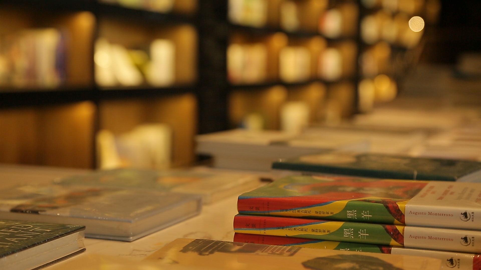 大同市首个“城市书房”受到游客和当地居民的热烈欢迎
