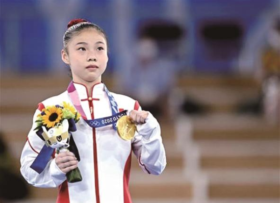 中国选手管晨辰战胜了自己的偶像夺得女子平衡木冠军