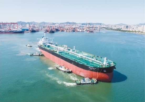 大船集团自主研发的新一代超大型原油船交工