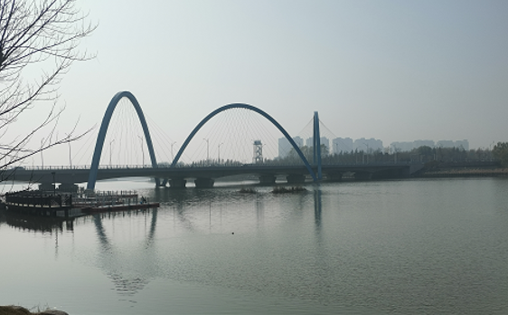 珠碧江大桥桥面全部铺完 下一步将进行波形护栏安装