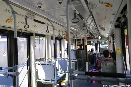 郑州35条市区主干公交线路高峰时段发车间隔5-6分钟