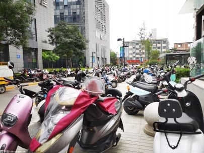 骑电动车戴耳机是否违法？在郑州骑电动车戴耳机会不会被处罚？